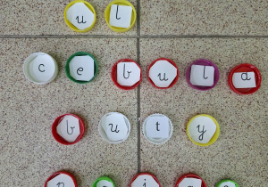 Zakrętki od butelek z literami.