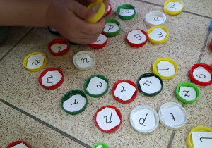 Zakrętki od butelek z literami.