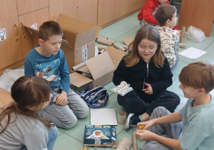 Uczniowie podczas tworzenia zabawek z tzw. eko-śmieci.