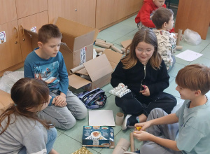 Zabawki z tzw. eko-śmieci.