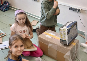 Uczniowie podczas tworzenia zabawek z tzw. eko-śmieci.