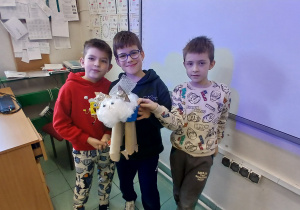 Uczniowie z zabawką z tzw. eko-śmieci.