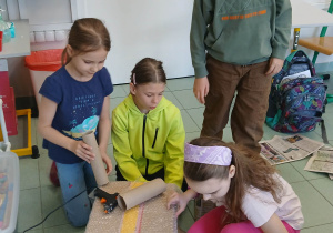 Uczniowie podczas tworzenia zabawek z tzw. eko-śmieci.