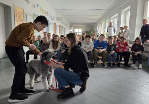 Uczniowie wraz z panią weterynarz.