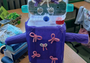 Kreatywna zabawka ekologiczne z różnych „eko-śmieci”.