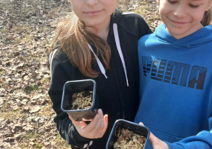 Uczennice z doniczkami z owsem.