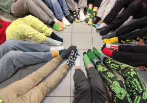 uczniowie w kolorowych skarpetach