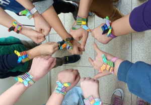 uczniowie z opaskami