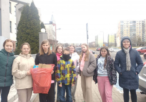 uczniowie podczas akcji Galante sprzątanie