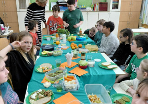 Uczniowie podczas "zielonego śniadania".