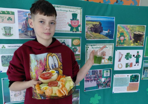 Uczeń prezentujący gazetkę tematyczną.