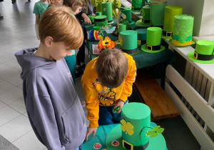 Uczniowie podczas gier na przerwie.