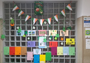 Dekoracja na korytarzu szkolnym.