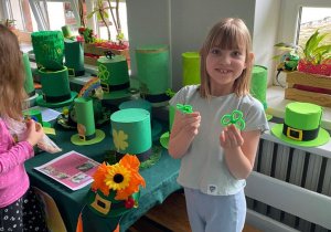 Uczennica z koniczyną.