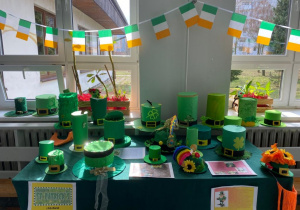 Wystawa prac uczniów - kapelusze Leprechaun'a.