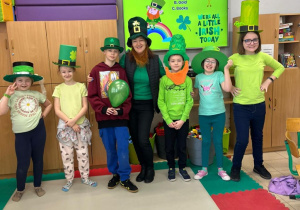 Uczniowie w kapeluszach Leprechaun'a