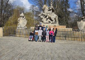 Uczniowie podczas spaceru po Łazienkach Królewskich.