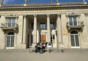 Uczniowie podczas spaceru po Łazienkach Królewskich.