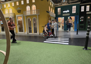 Uczniowie podczas zabawy w Miniciti.