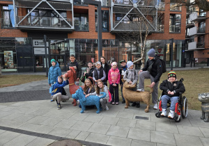 Uczniowie podczas zabawy w Miniciti.