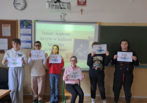 Uczniowie prezentują swoje prace