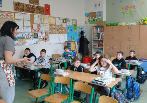 Uczniowie wraz z prowadzącą podczas warsztatów.