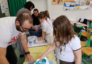 Uczniowie wraz z prowadzącym podczas warsztatów.