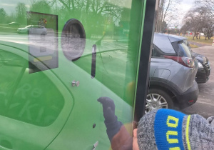 Uczeń podczas wrzucania butelki do butelkomatu.