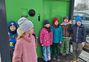 Uczniowie przy butelkomacie.