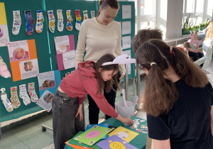 Uczniowie podczas zabawy Easter Lottery Quiz.