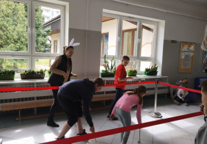 Uczniowie podczas zabawy Easter Egg Roll.