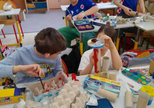 Uczniowie podczas tworzenia eko zabawki.