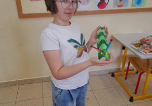 Uczennica z eko zabawką.