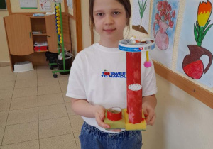 Uczennica z eko zabawką.