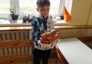 Uczeń z eko zabawką.