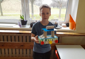 Uczeń z eko zabawką.