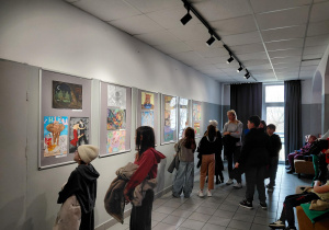 uczniowie podczas wystawy