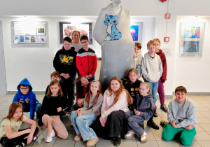 uczniowie podczas wystawy