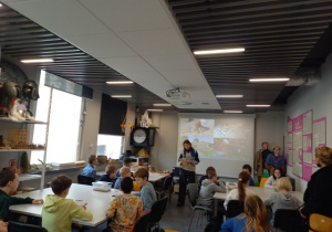 Uczniowie w sali warsztatowej