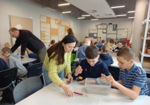 Uczniowie znajdują pierwsze artefakty, pod okiem archeologa