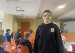 Uczennica podczas uczestniczenia w doświadczeniu.