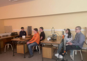 Uczniowie podczas zajęć.