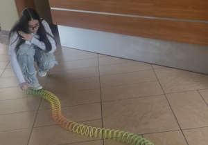 Uczennica podczas wykonywania doświadczenia.