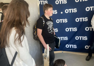 Uczniowie podczas gry miejskiej „Kocham windy”.