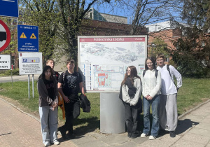 Uczniowie z klas VIII na tle budynków Politechniki Łódzkiej.