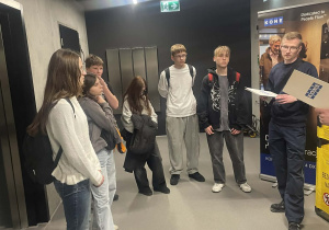 Uczniowie wraz z prowadzącym podczas gry miejskiej „Kocham windy”.