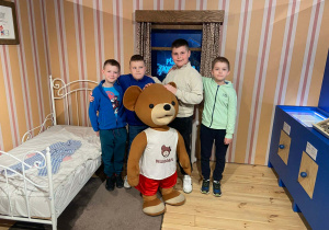 Na zdjęciu uczniowie z Misiem Uszatkiem.