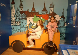 Na zdjęciu uczennice na ekspozycji dotyczącej Baltazara Gąbki w Muzeum Kinomatografii.