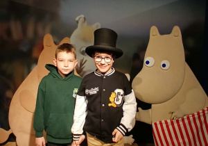 Na zdjęciu uczniowie na wystawie "Muminki: drzwi są zawsze otwarte".