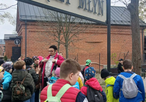 Uczniowie klas 2 podczas wycieczki po Księżym Młynie.